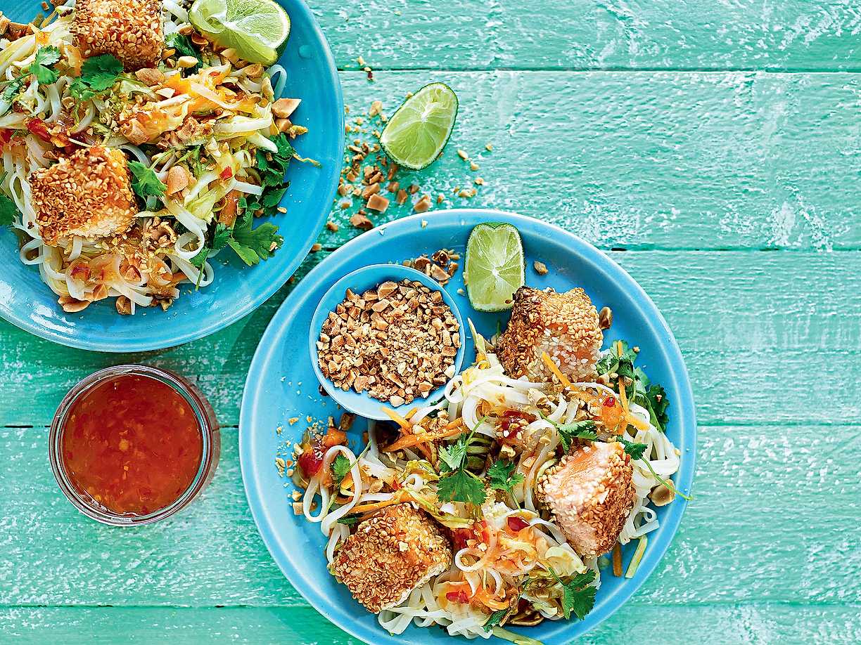 Asiatisk laxsallad med lime och jordnötter