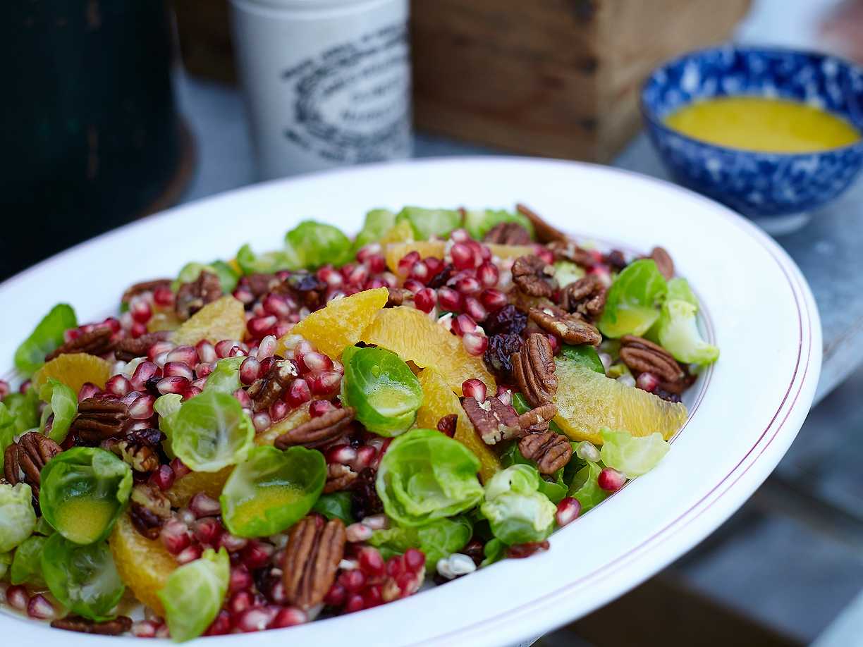 Brysselkålssallad med apelsin och granatäpple