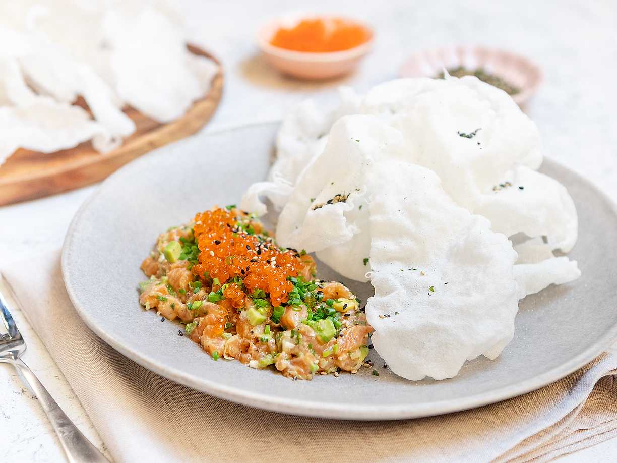 Laxtartar med rispapperschips
