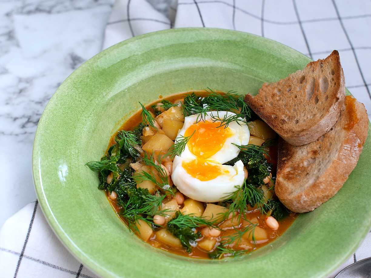 Gryta med grönkål, potatis och löskokt ägg